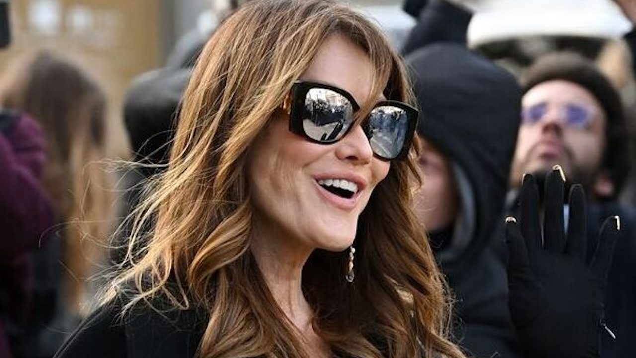 Collants en dentelle et escarpins, Carla Bruni-Sarkozy enflamme le défilé Schiaparelli