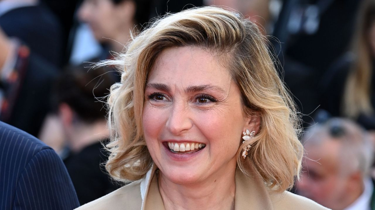 Radieuse, Julie Gayet arbore des chaussures amusantes et complètement inattendues au Dîner de la...
