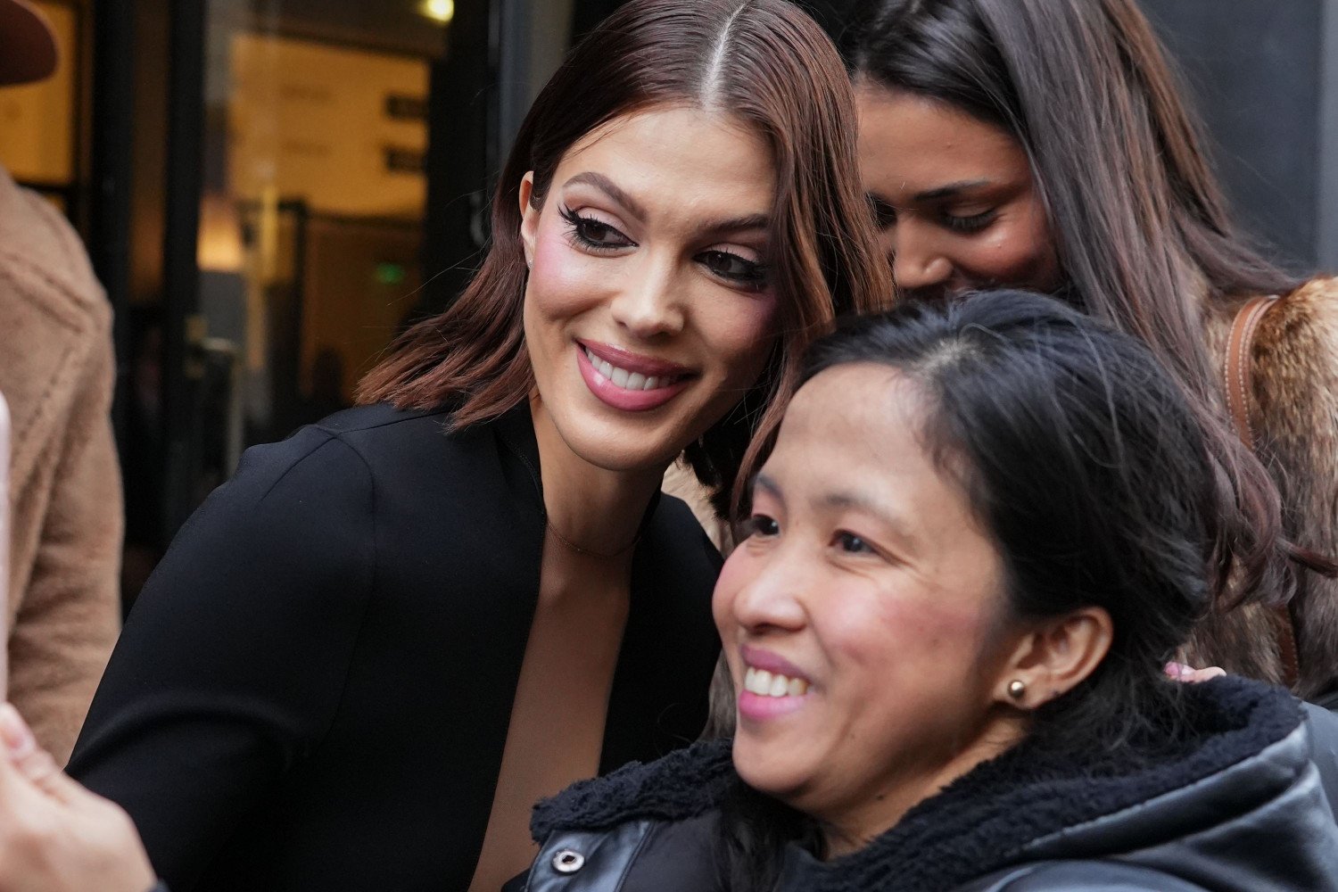Iris Mittenaere : seins nus sous son blazer, l&#039;ex-Miss France et Miss Univers se dévoile en...