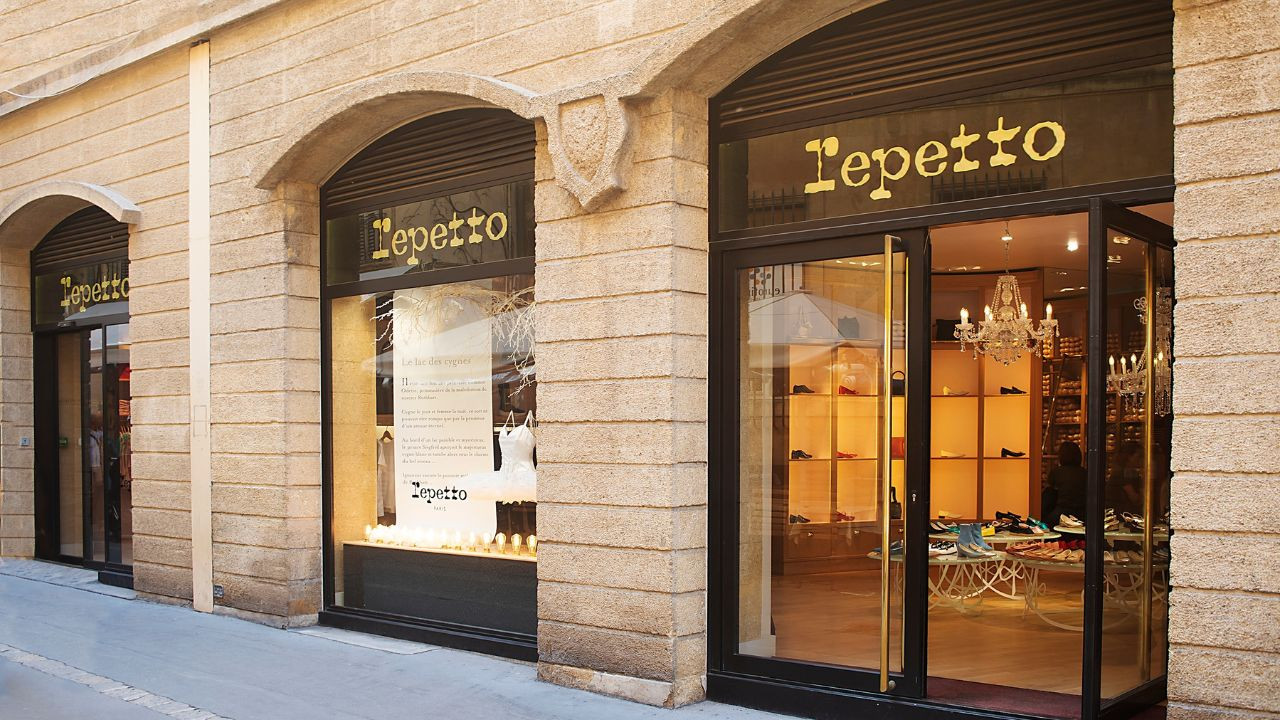 Repetto réinterprète ses ballerines iconiques aux côtés de cette grande maison française...