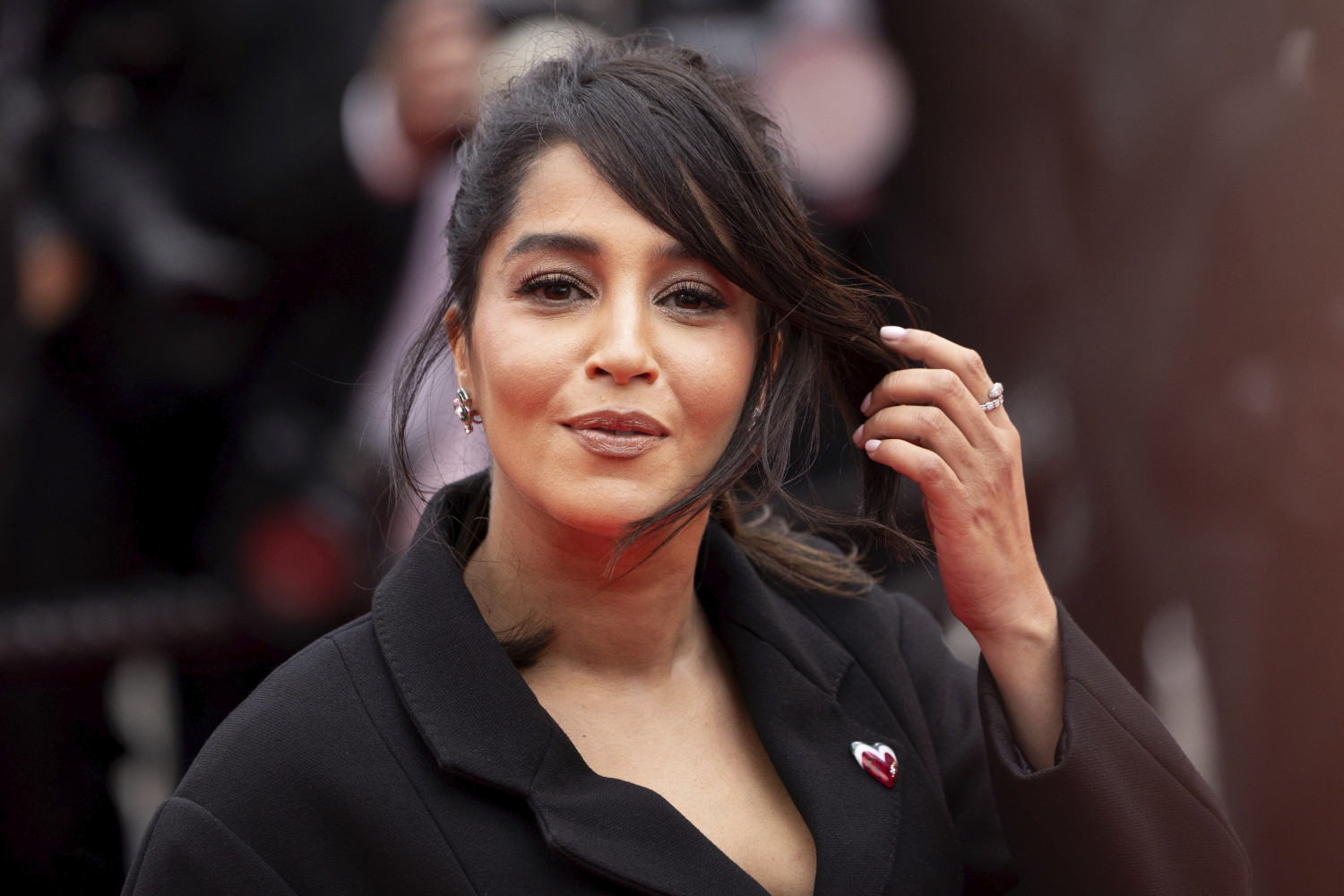 Glamour à souhait, Leïla Bekhti mise sur une combinaison rouge passion lors de la Fashion Week
