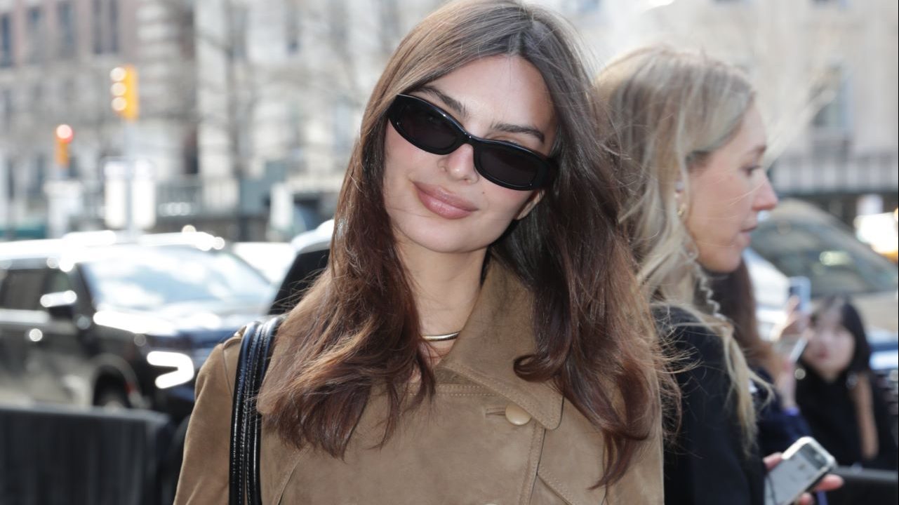 En Mango, Emily Ratajkowski rend irrésistible ce jean ultra tendance
