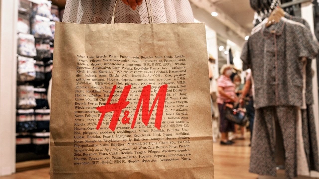 Très tendance, ces bottines marrons H&M rencontrent un succès fou auprès des modeuses
