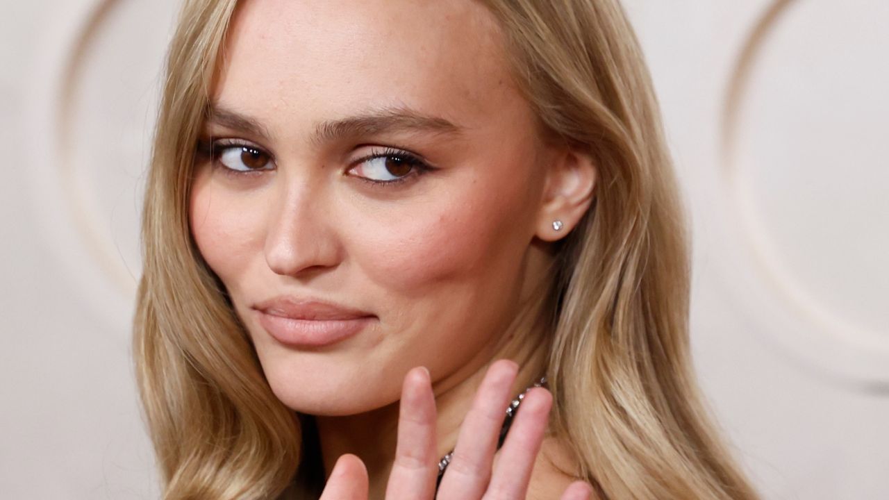 Lily-Rose Depp incendiaire en robe transparente aux Oscars 2025 : la fille de Johnny Depp ressemble...