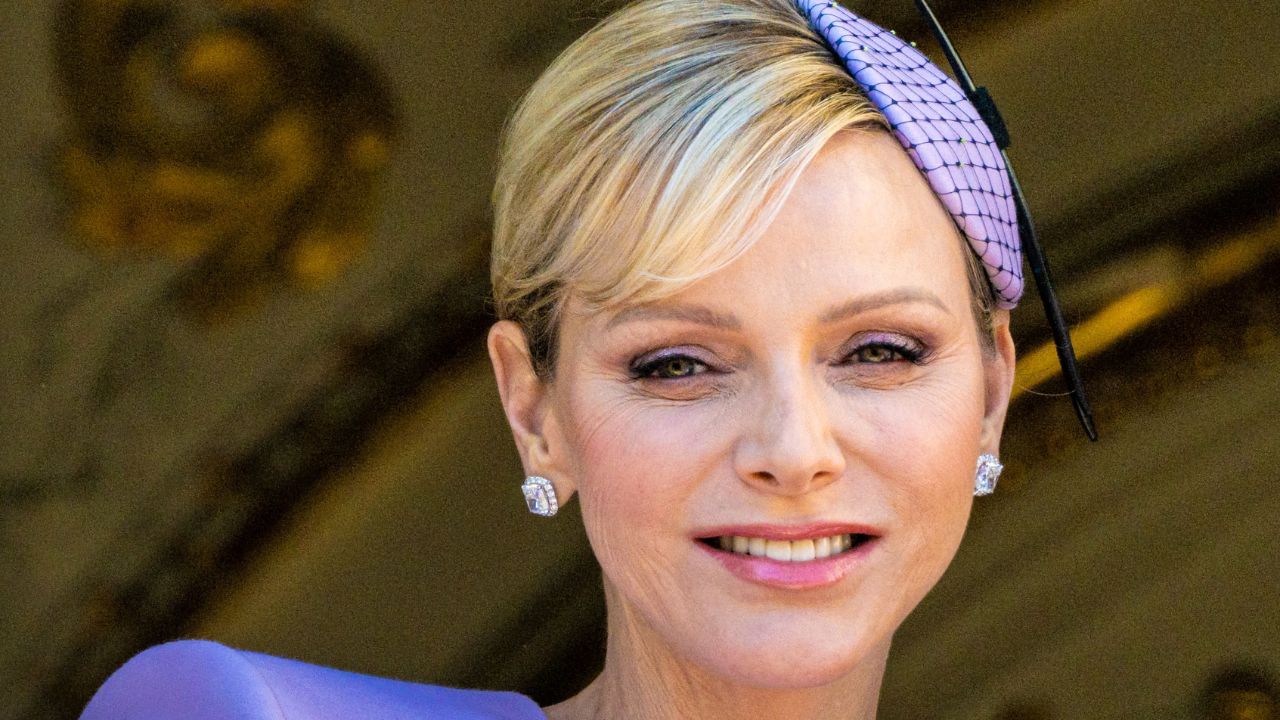 Inspirée par Brigitte Macron, Charlène de Monaco dit adieu aux talons et adopte ces baskets ultra...