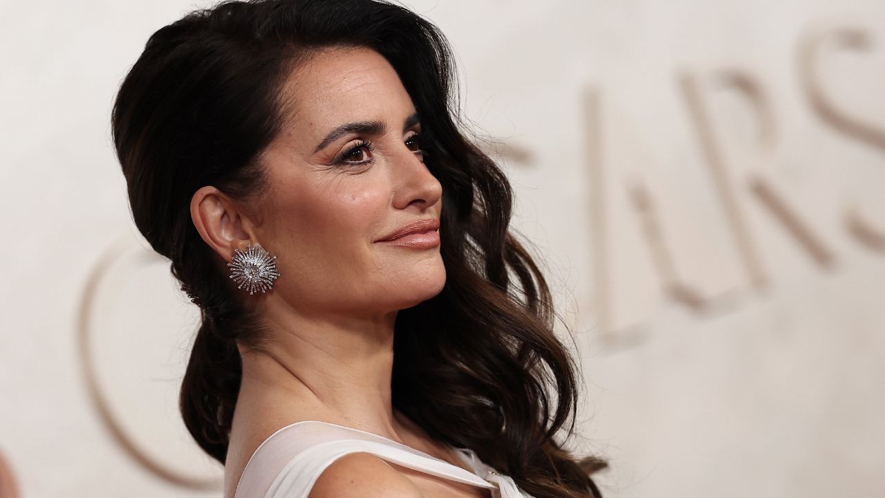Penélope Cruz somptueuse en « robe de mariée » aux Oscars 2025 : la femme de Javier Bardem se...
