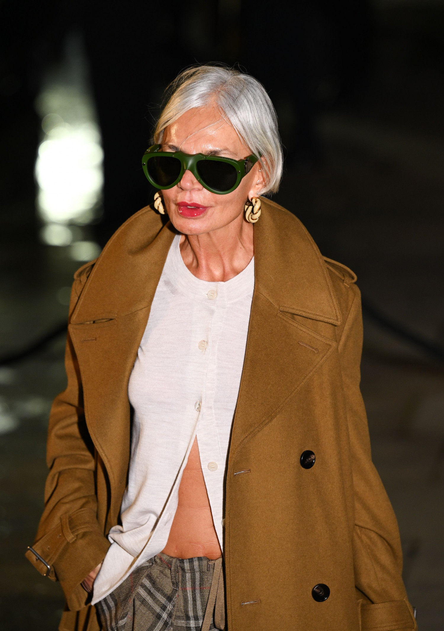 En robe nuisette à plus de 60 ans, cette incroyable femme aux cheveux blancs prouve que la mode...
