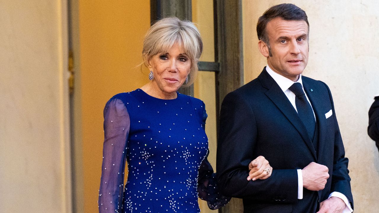 Brigitte Macron se la joue "royal" dans cette robe à sequins mais rien ne se passe comme prévu...