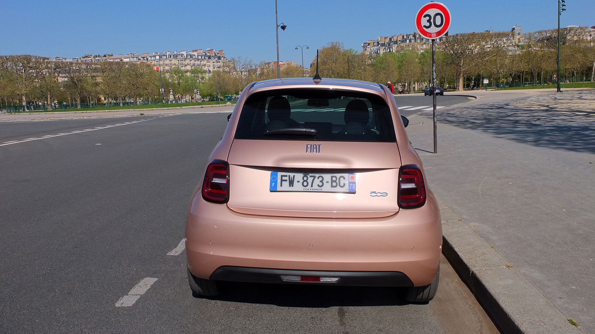 Stationnement des voitures électriques à Paris : gare aux amendes salées à partir d???octobre