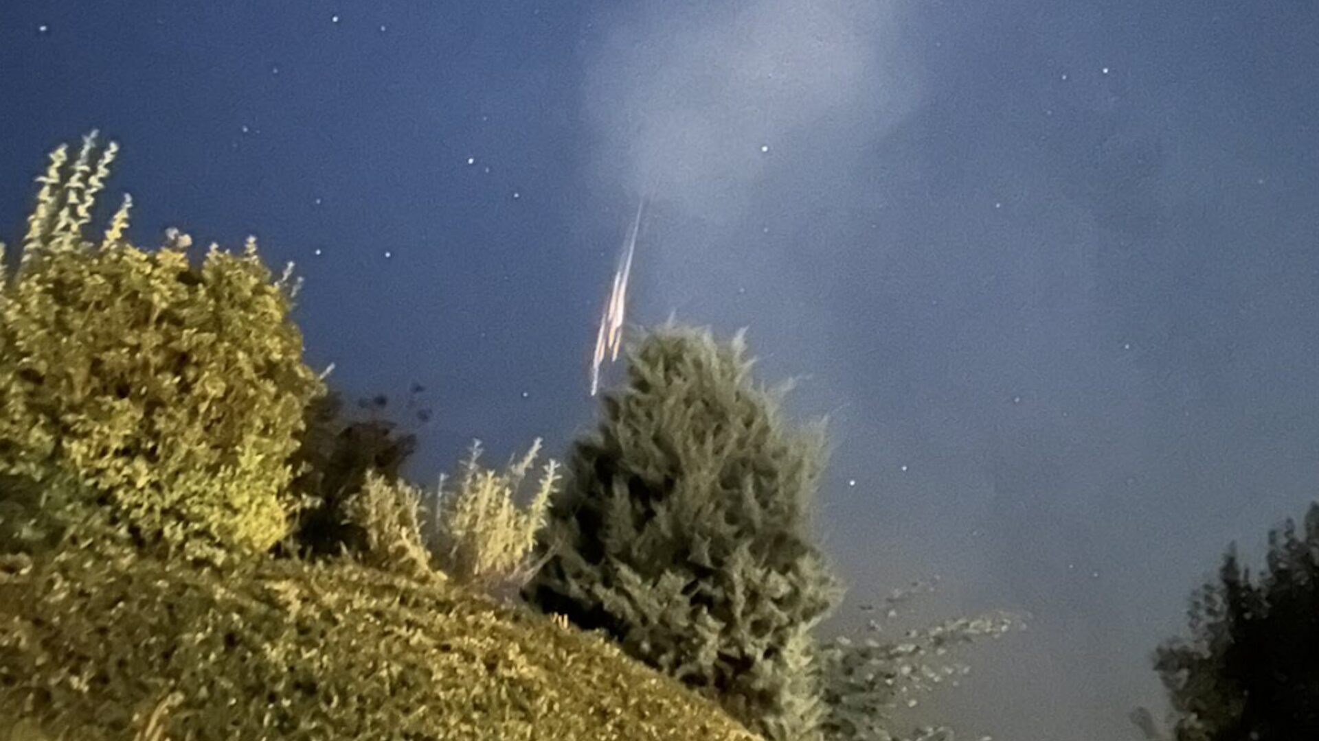 Les images impressionnantes de la désintégration d???un satellite Starlink vue en France