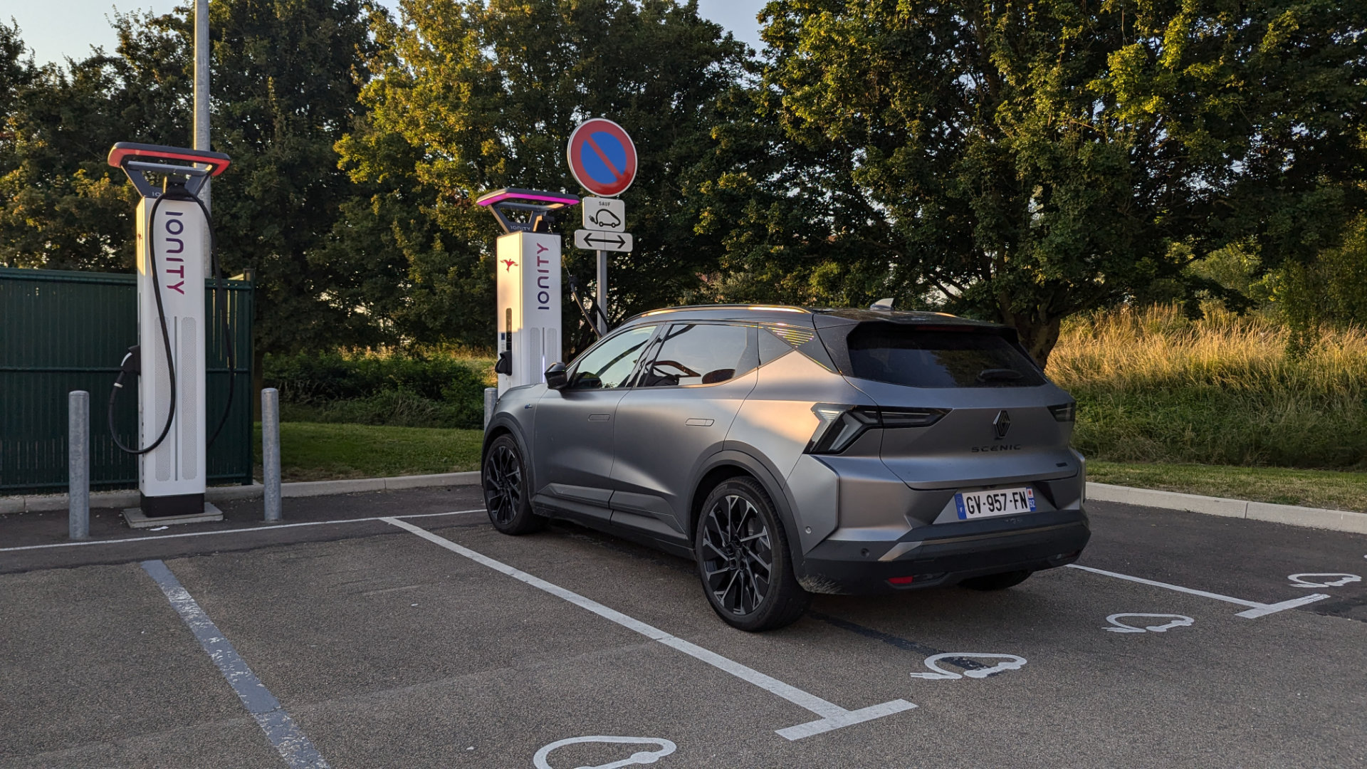 On a testé 10 voitures électriques sur des longs trajets : où est la galère promise ?
