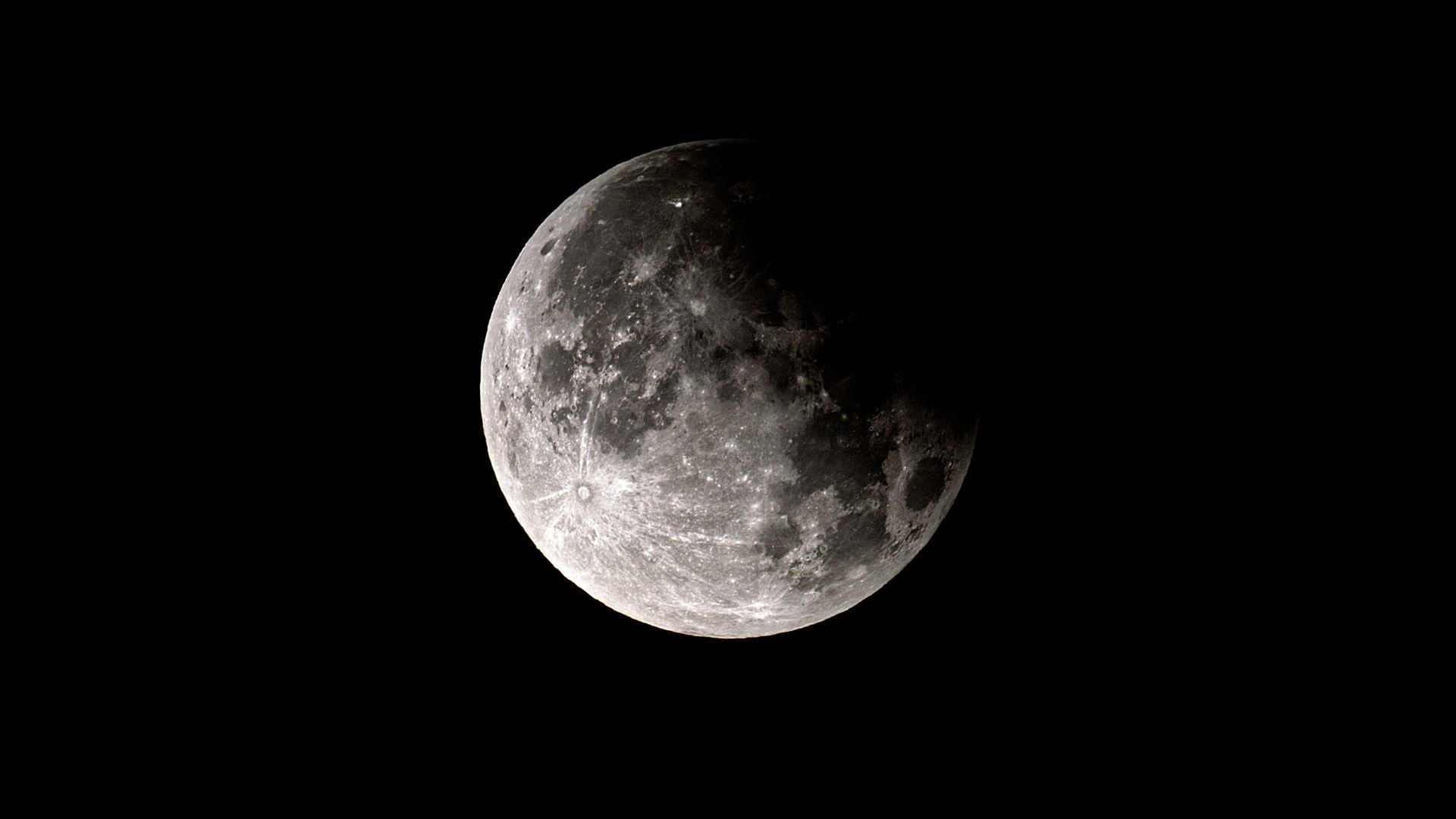 Voici les photos les plus exquises de l???éclipse lunaire du 18 septembre 2024