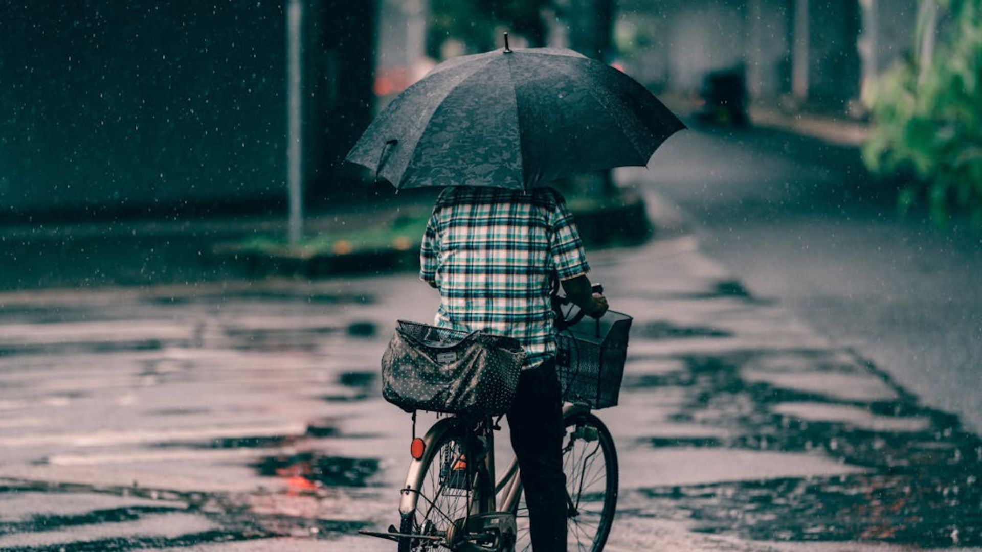 Comment s???équiper et s???habiller pour se protéger de la pluie à vélo ? 