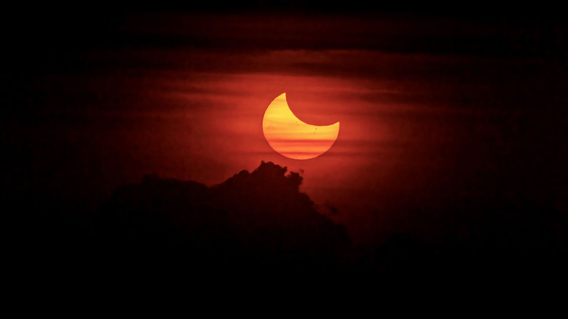 Voici les photos les plus époustouflantes de l???éclipse de Soleil du 2 octobre 2024