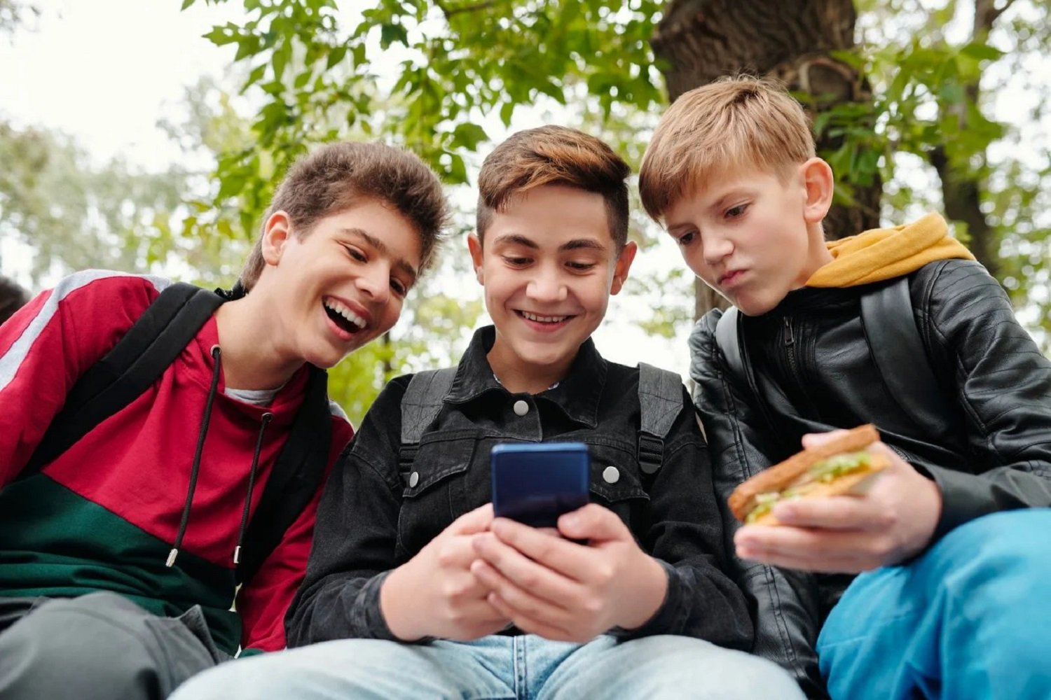 Interdiction totale des smartphones au collège : les ados en PLS