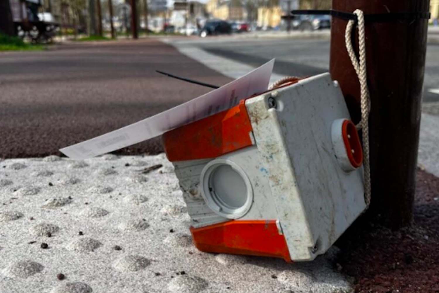 C’est quoi ces étranges boîtiers blancs et orange qui débarquent dans nos rues ?