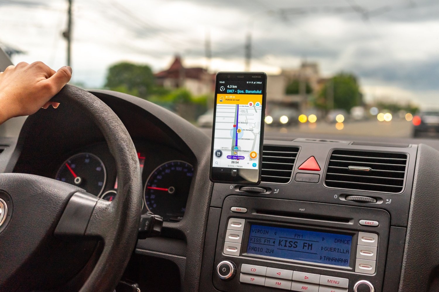 Saviez-vous que Waze pouvait vraiment signaler les radars ? Voici l’astuce pour activer la...