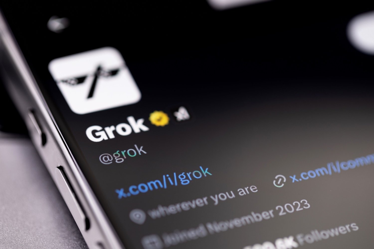 Elon Musk revend X (l’ancien Twitter) à son laboratoire xAI : tout savoir sur cette acquisition...