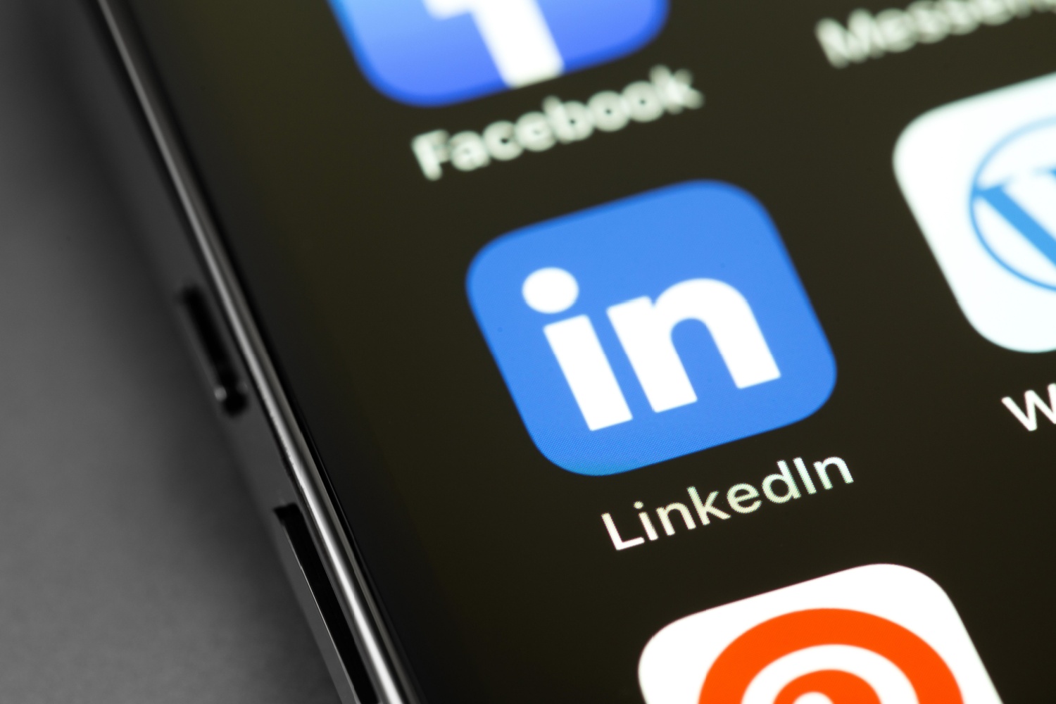 LinkedIn : pourquoi des faux comptes gangrènent la plateforme professionnelle