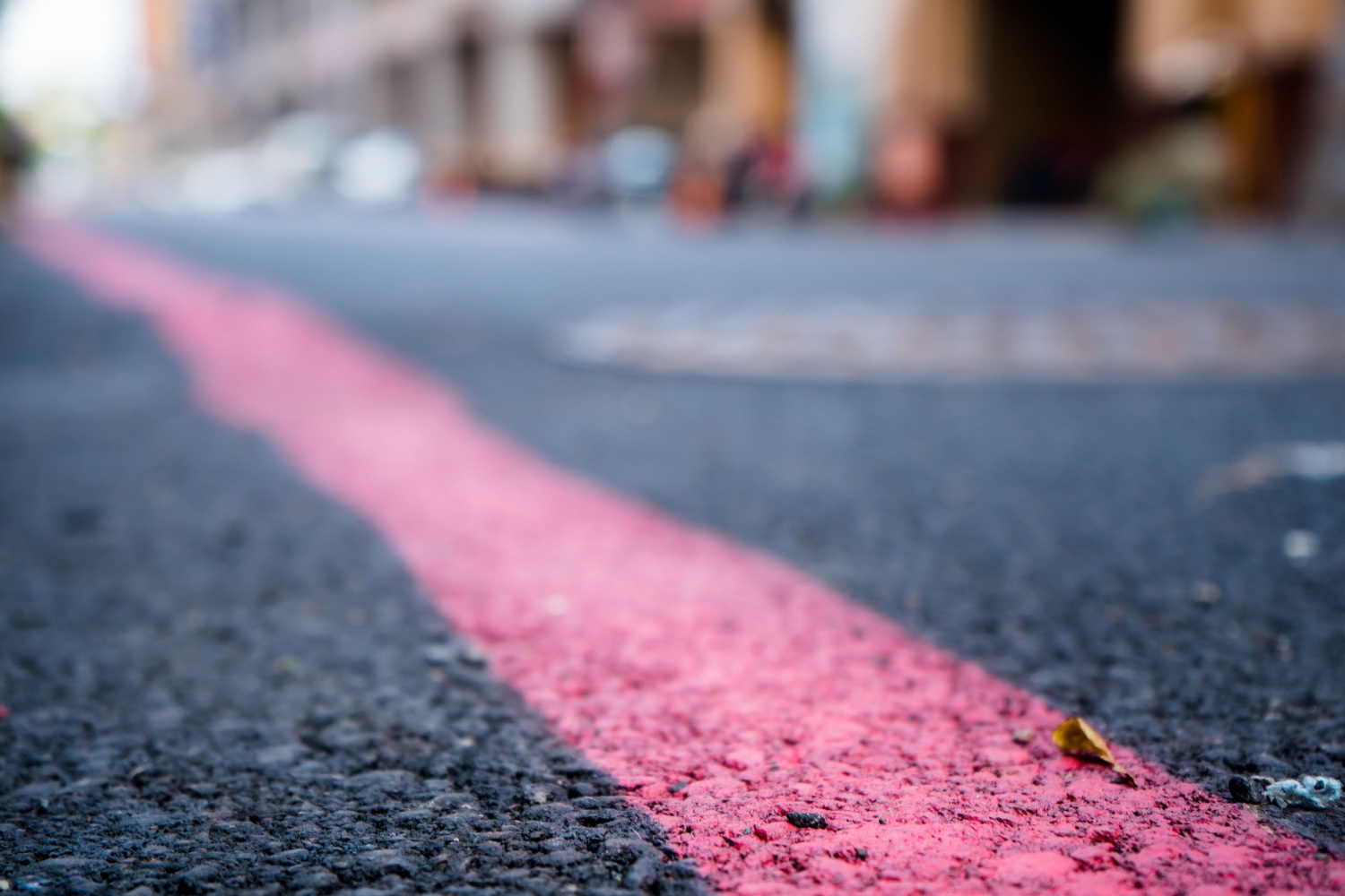 Plus cruelle que la ligne blanche, la ligne rouge arrive sur nos routes, avec des amendes salées...