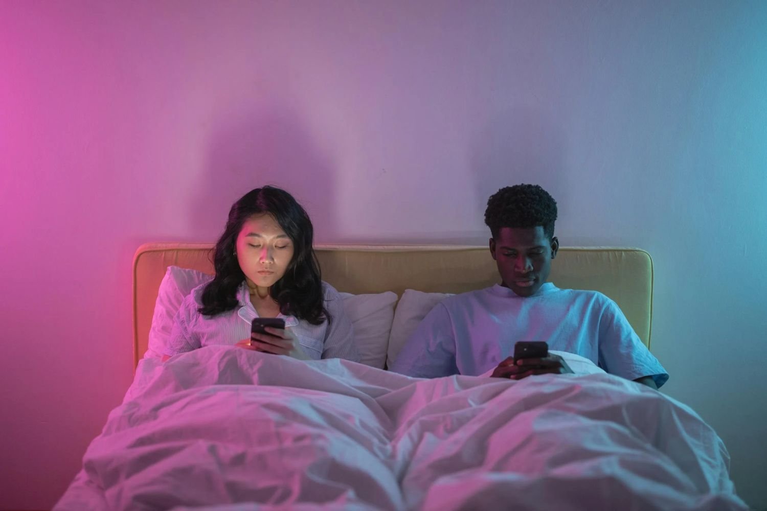 Payer pour une soirée “smartphone interdit” : la nouvelle tendance qui cartonne