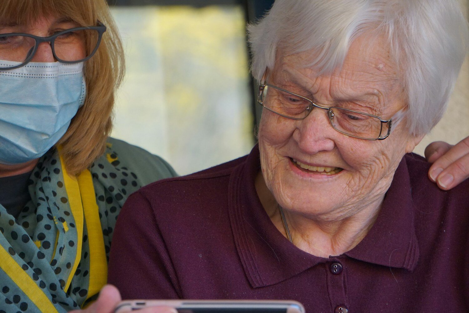 Pourquoi vos parents galèrent avec leur téléphone… et pourquoi ce sera bientôt votre tour