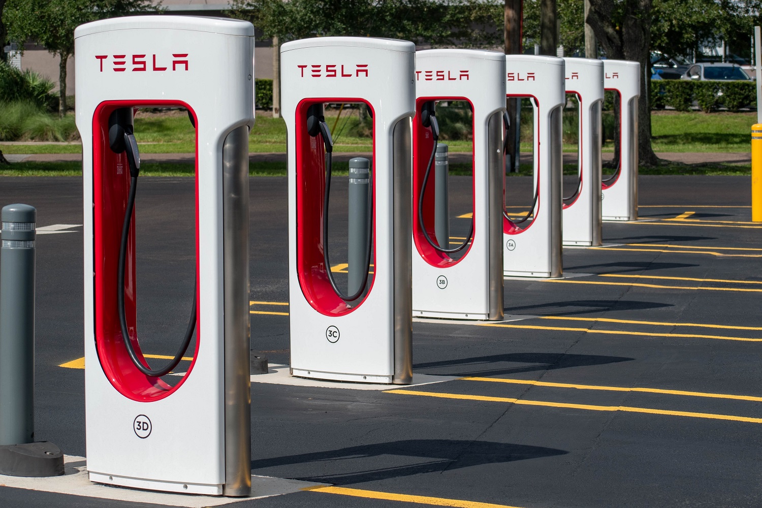 Tesla : après les voitures, les pyromanes s’en prennent aux bornes de recharge