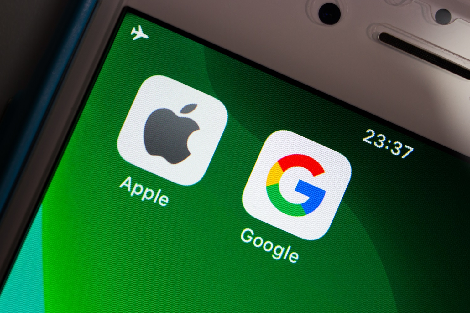 “Apple et Google sont gérés comme un business de gangster” selon l’homme derrière Fortnite