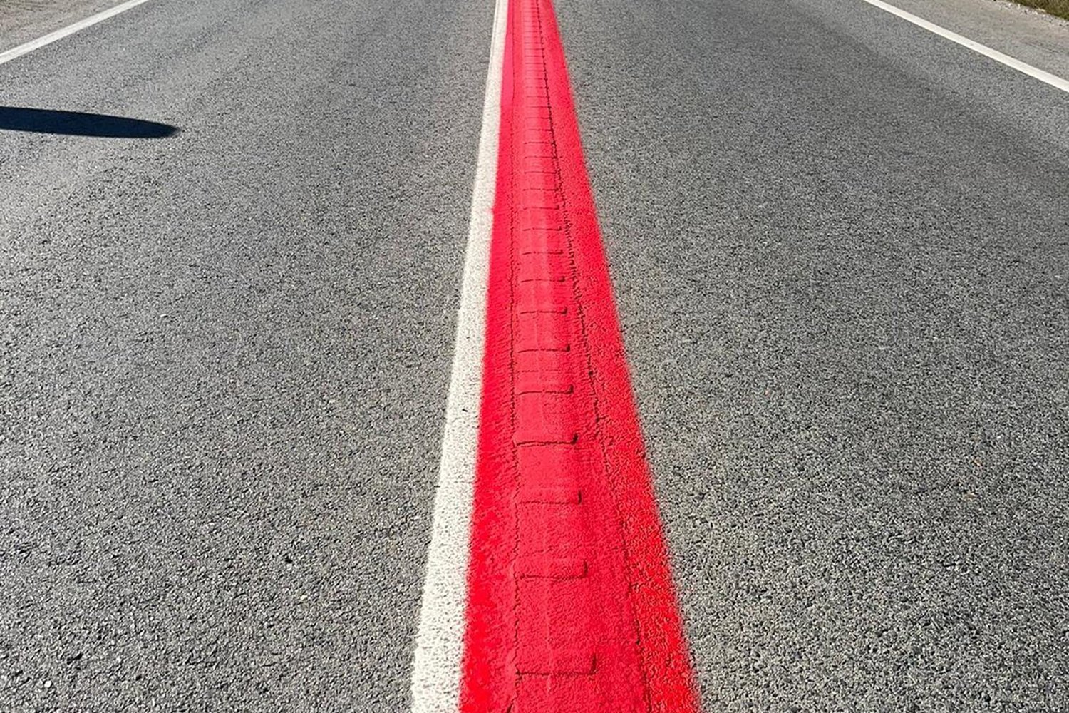 C’est quoi cette ligne rouge qui fait son apparition sur nos routes ?