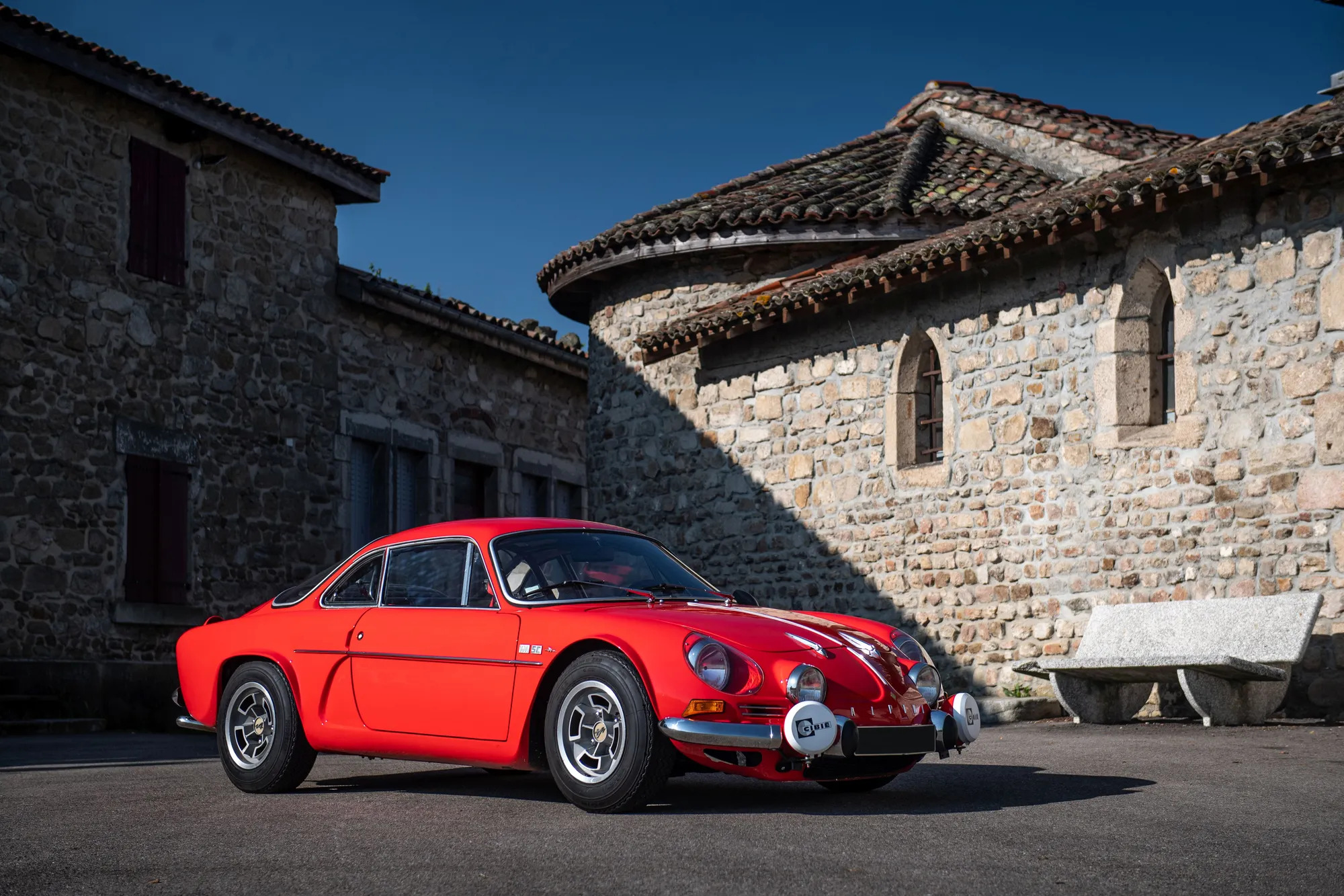 A bord de cette superbe Alpine A110 1600 SC, replongez au c??ur du rallye de Monte-Carlo !