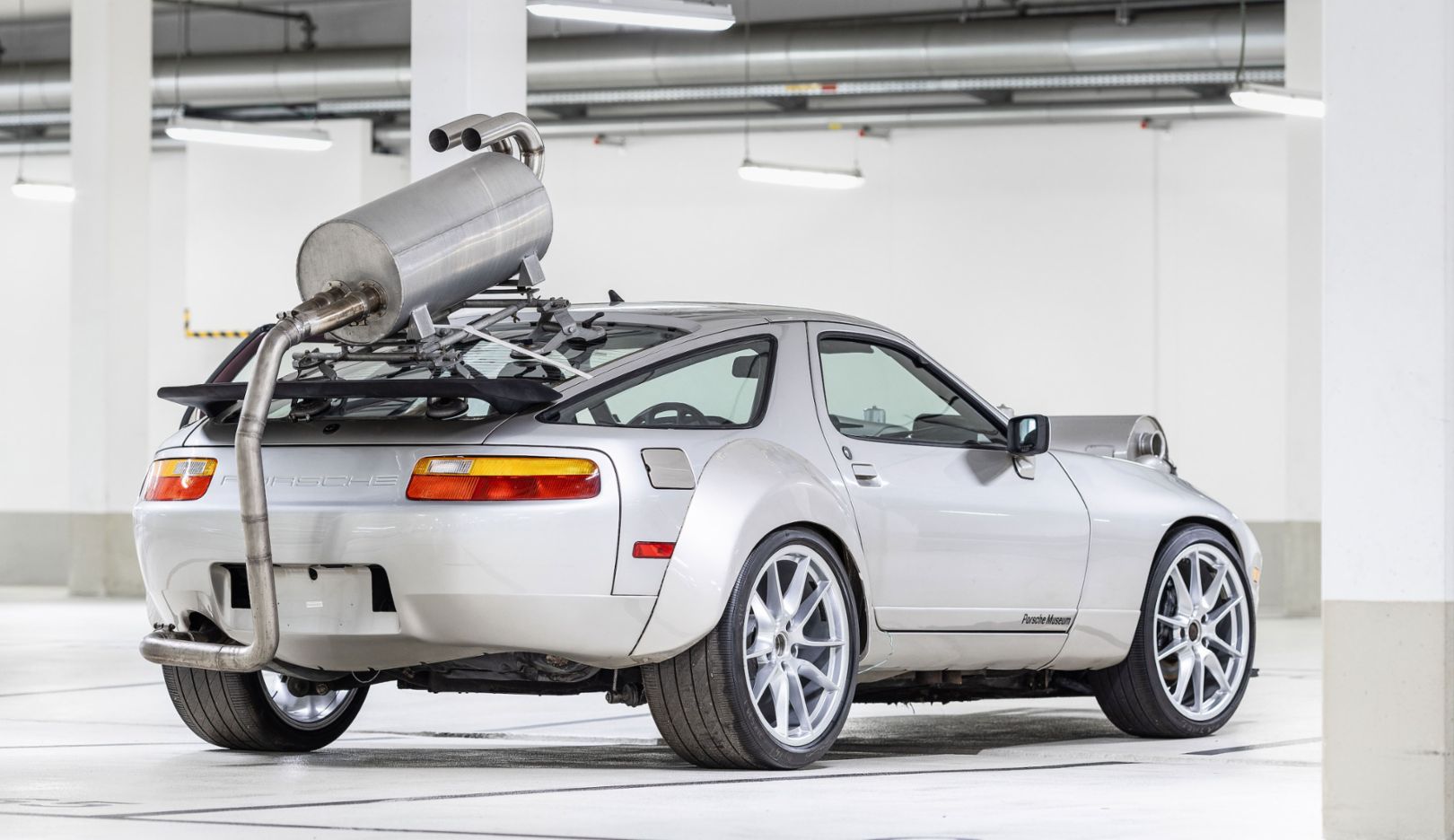 Motus et bouche cousue pour cette Porsche 928 très spéciale