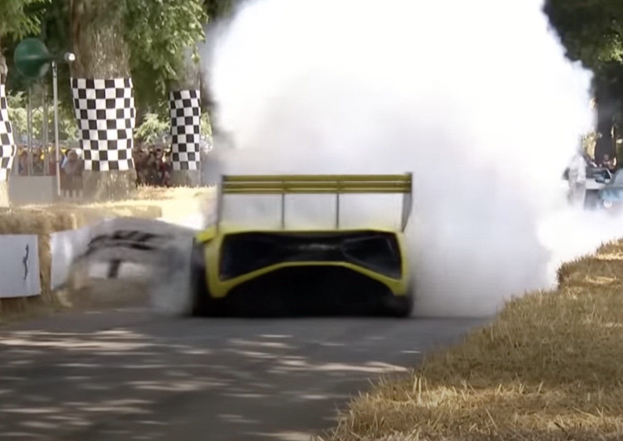 VID??O - La Lotus Evija X brille à Goodwood en se plantant magistralement dès le départ !