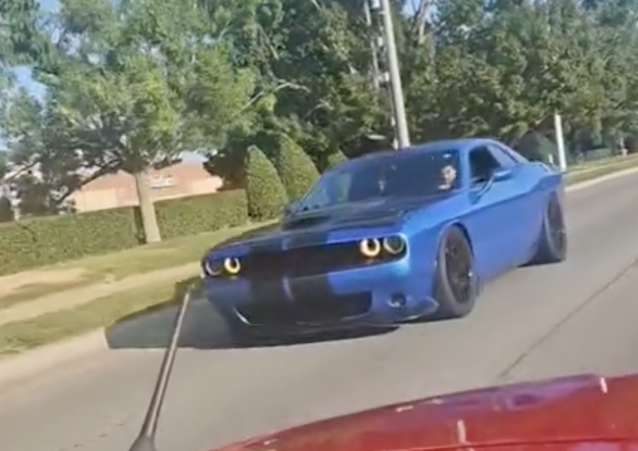 VIDEO - Le conducteur de cette Dodge Challenger apprend à ses dépens le fonctionnement d???une...