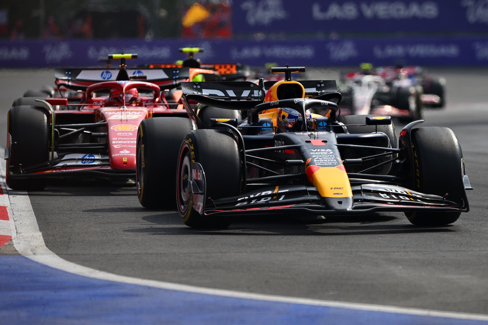 VIDEO - Le dépassement de Carlos Sainz sur Max Verstappen pour la tête de la course au GP du...