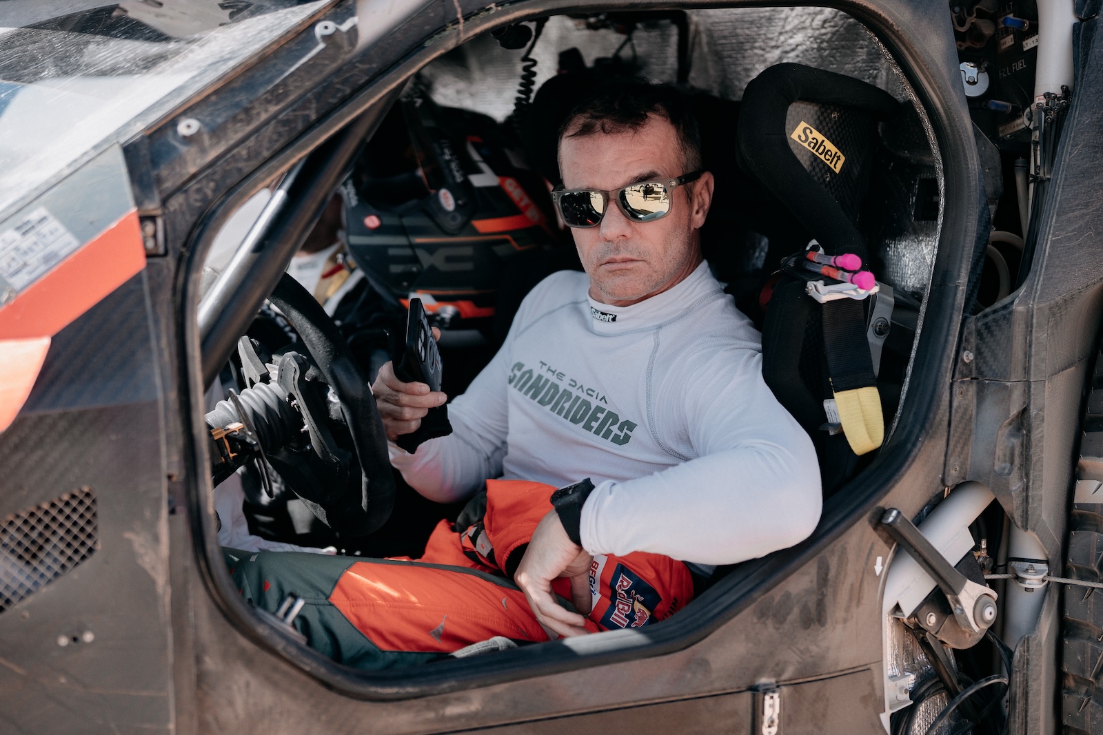 Dakar 2025 : Sébastien Loeb à plus d’une heure du leader, “on va rouler et on verra”