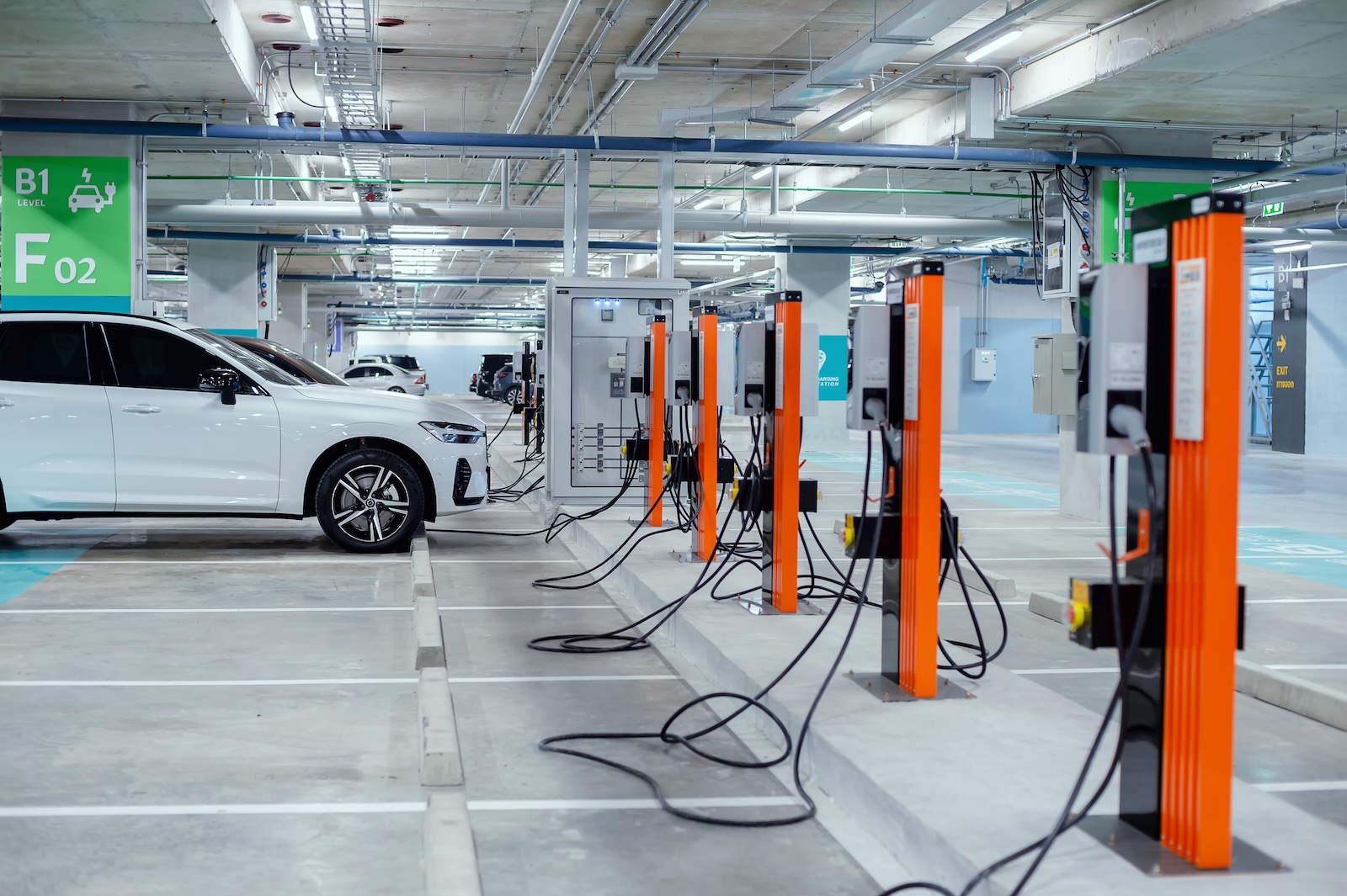 Voiture électrique : la recharge au travail reste gratuite en 2025