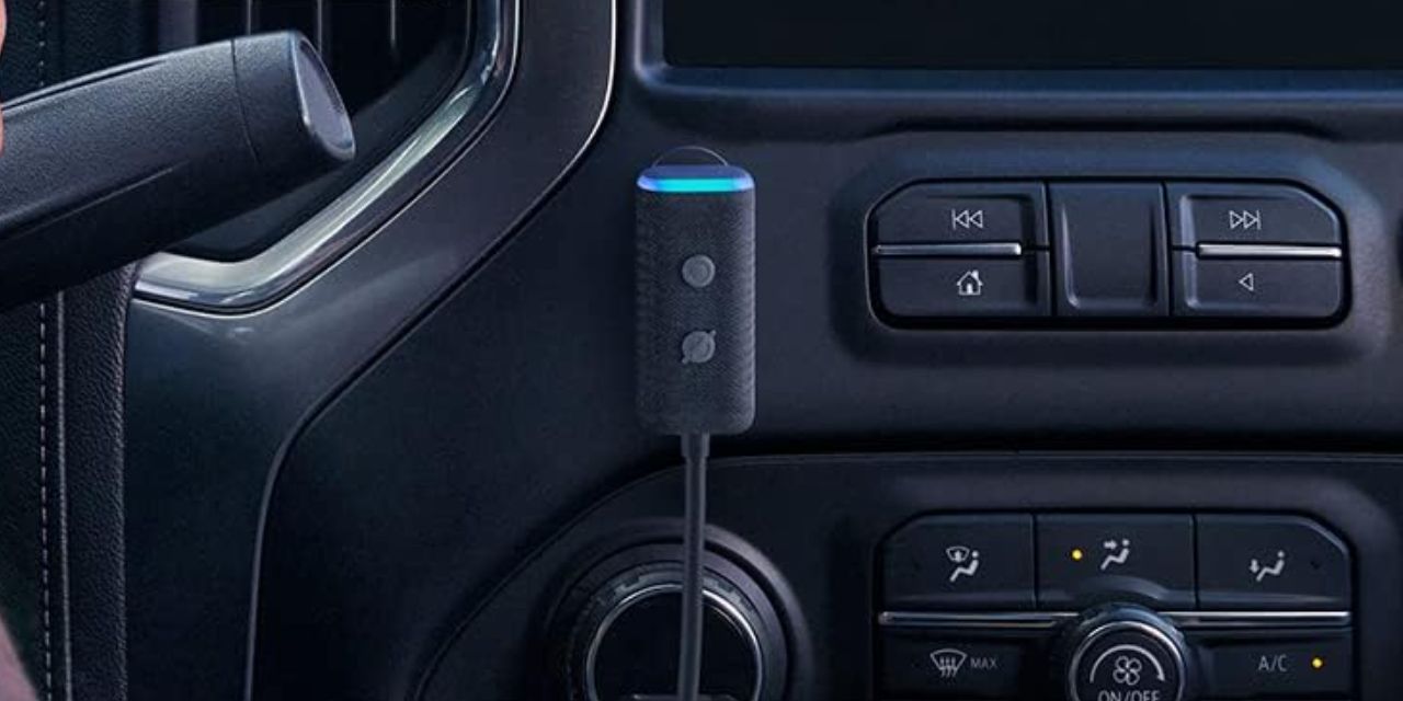 Pratique et connectée à Alexa, la dernière enceinte Echo Auto cartonne sur Amazon