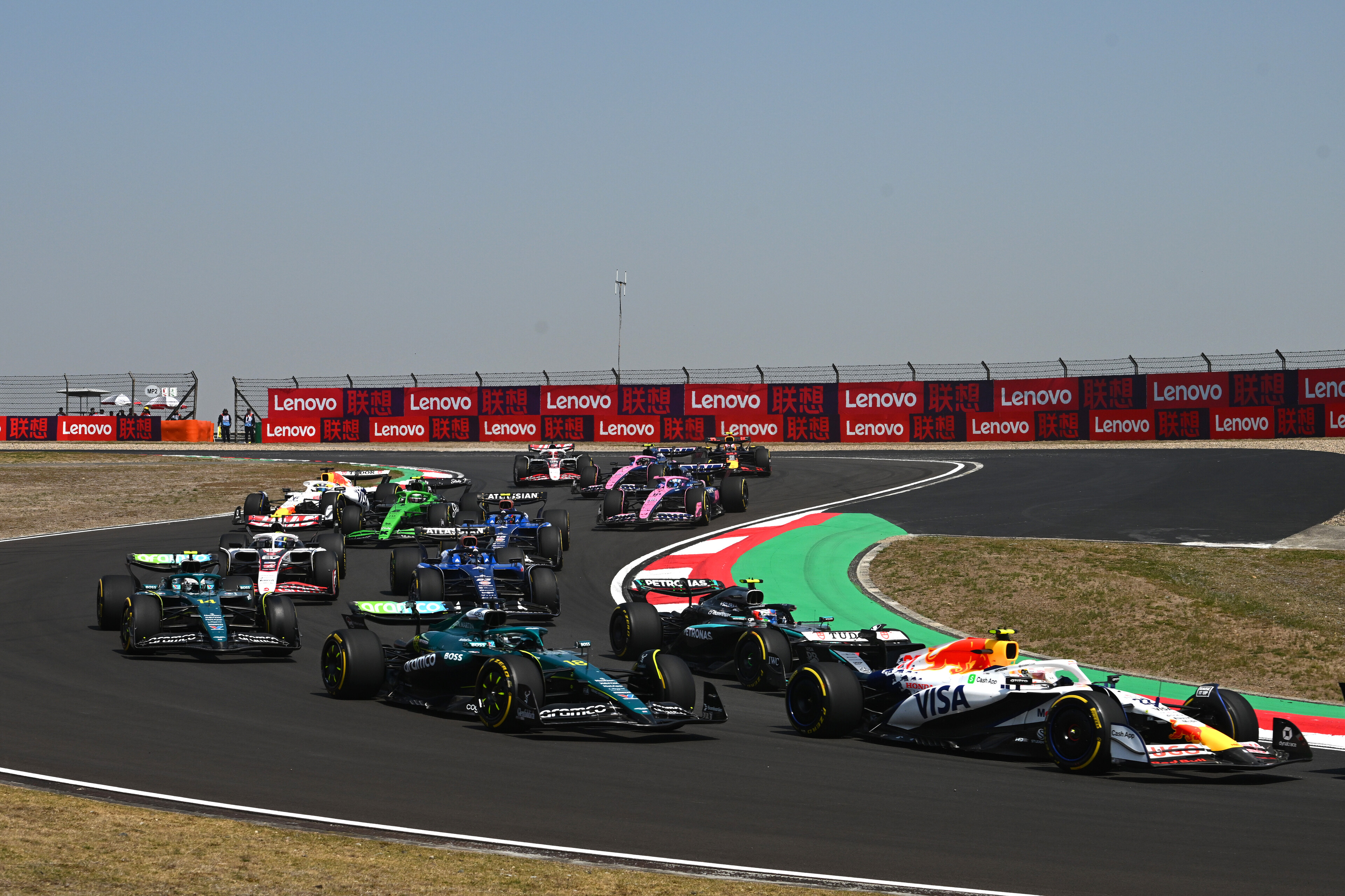 GP de Chine de F1 - la vidéo du départ : Russell impuissant face aux McLaren, Leclerc endommage...