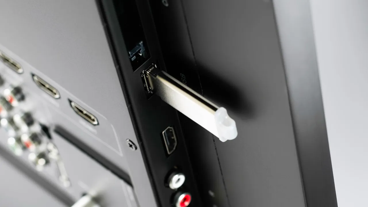 Le port USB de votre téléviseur a des super-pouvoirs : 4 avantages dont vous ne profitez pas...