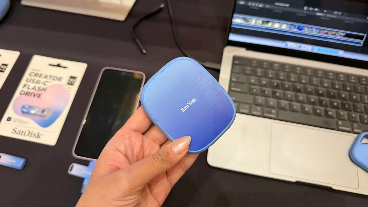 Vous avez des problèmes de stockage ? Cet accessoire pour smartphone permet de sauvegarder des...