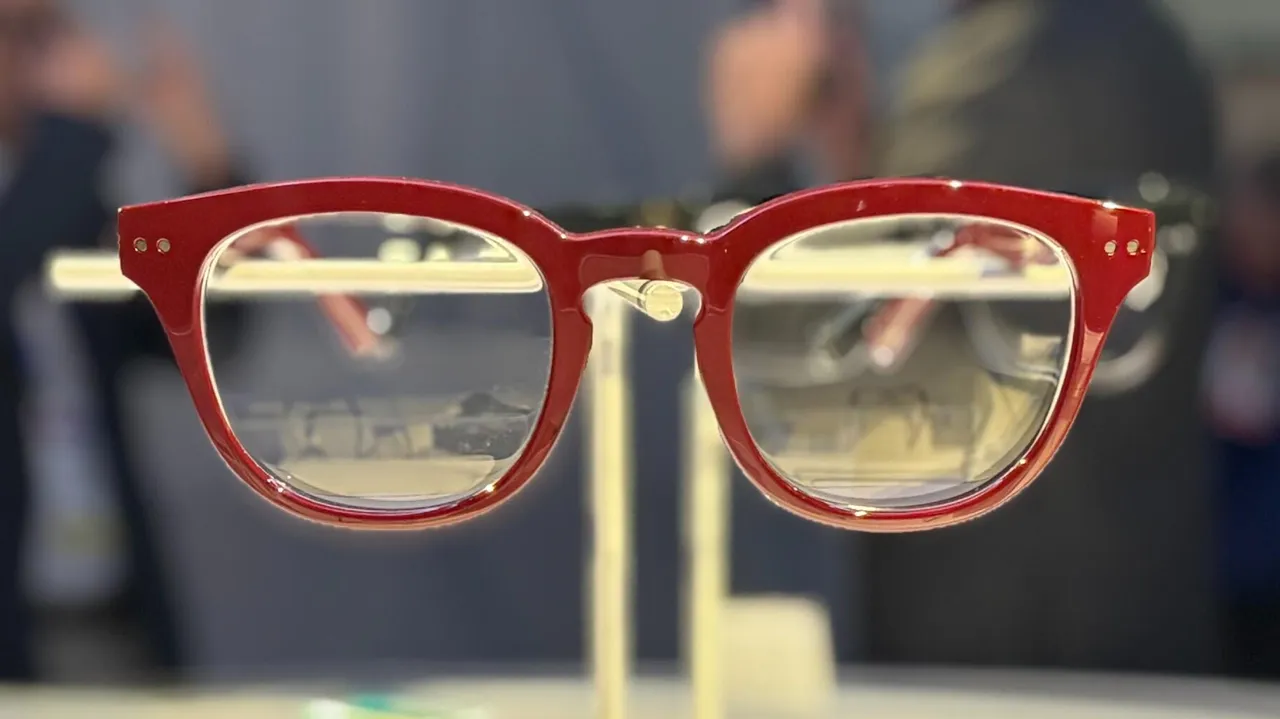 J'ai essayé des lunettes connectées qui embarquent des aides auditives - et elles fonctionnent...