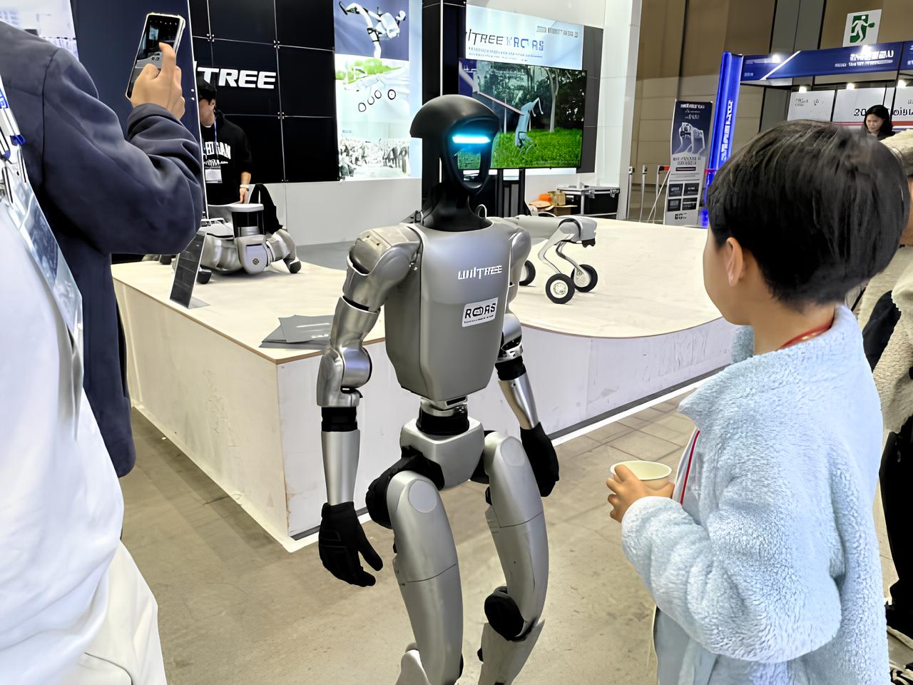 En Chine, un robot humanoïde abordable se vend comme des petits pains