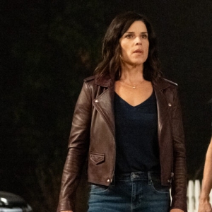 Neve Campbell et Courteney Cox dans Scream