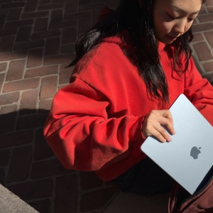 Apple présente son nouveau MacBook Air avec la puce M4 et un coloris bleu ciel