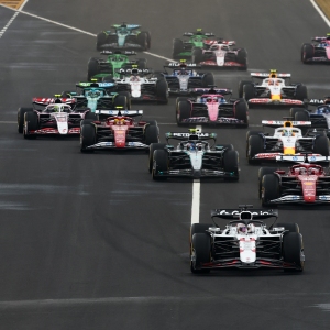 Verstappen tient tête au duo McLaren pour une quatrième victoire consécutive au GP du Japon