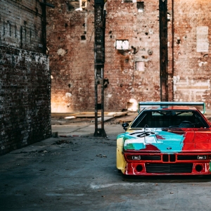 La BMW M1 Art Car d'Andy Warhol démarre sa tournée mondiale à Art Dubai 2025