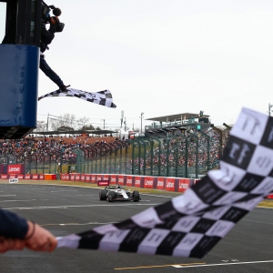Verstappen tient tête au duo McLaren pour une quatrième victoire consécutive au GP du Japon