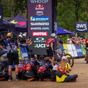 Richards ouvre la saison 2025 de la Coupe du monde de VTT avec une victoire en short-track au Brésil