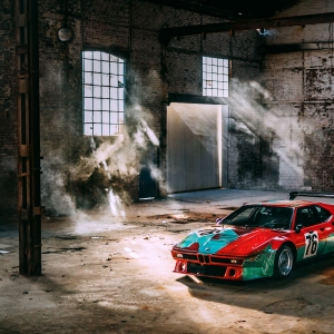 La BMW M1 Art Car d'Andy Warhol démarre sa tournée mondiale à Art Dubai 2025
