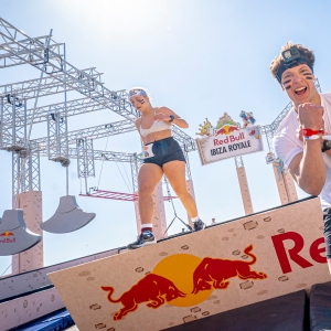 L'équipe suédoise "Blue Bulls" remporte la course à obstacles inaugurale Red Bull Ibiza Royale